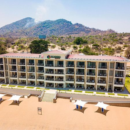 Sunbird Waterfront Hotel Salima Екстериор снимка