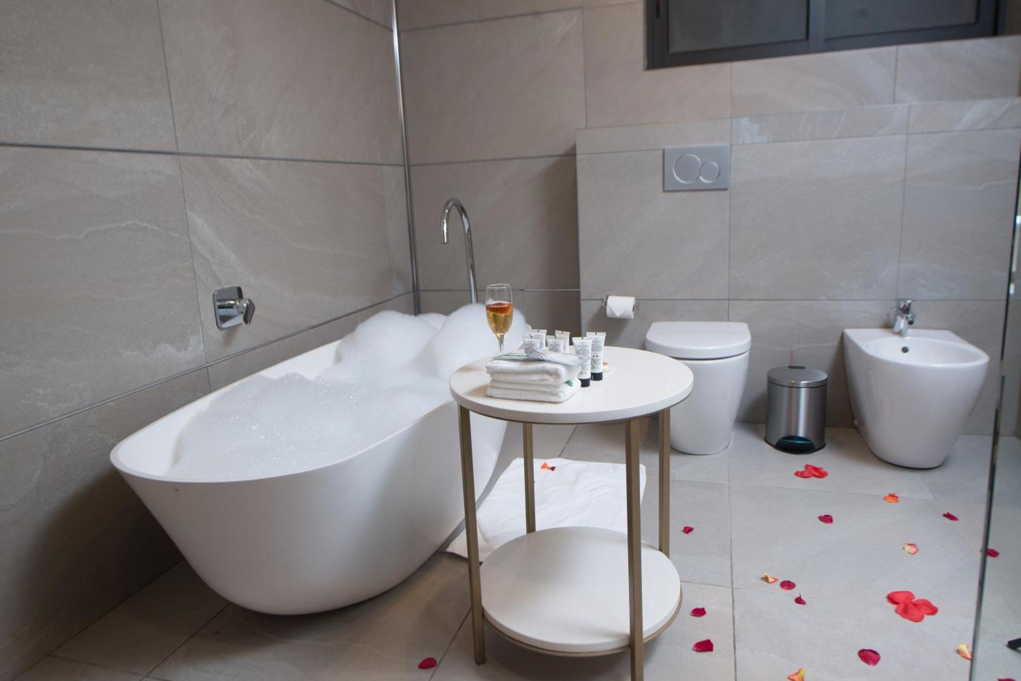 Sunbird Waterfront Hotel Salima Екстериор снимка